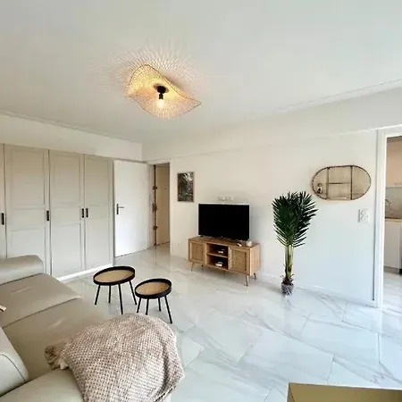 Moderne A Les Pins - 30 M² Avec Balcon דירה *