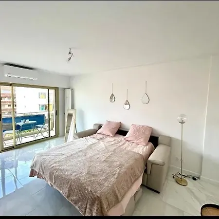 דירה Moderne A Les Pins - 30 M² Avec Balcon ז'ואן-לה-פינס