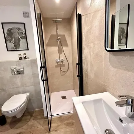 Moderne A Les Pins - 30 M² Avec Balcon דירה