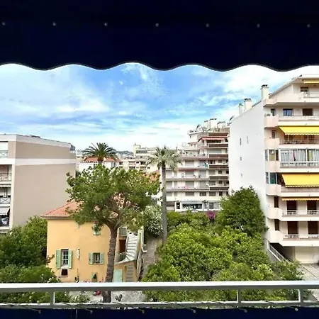 Moderne à Les Pins - 30 M² Avec Balcon